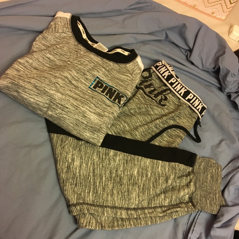VS Pink sweatsuit with joggers and sweater.